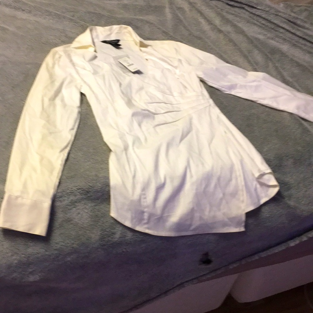 White House Black Market. NWT. WHITE blouse size 0